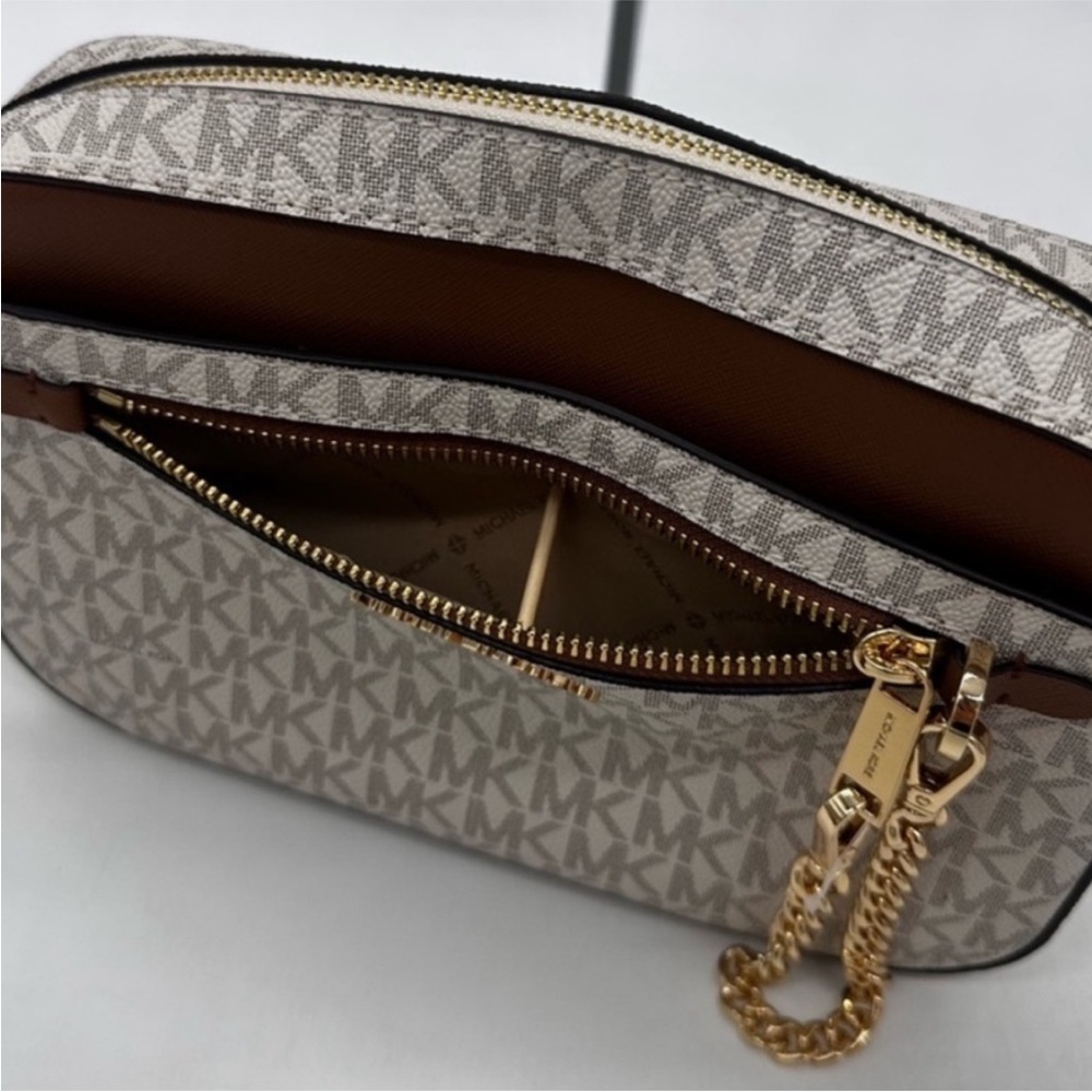 MICHAEL KORS LARGE EW ZIP CHAIN
CROSSBODY BAG VANILLA - Picture 10 of 10